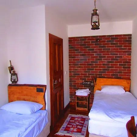 בית הארחה Amazon Petite Palace 4*